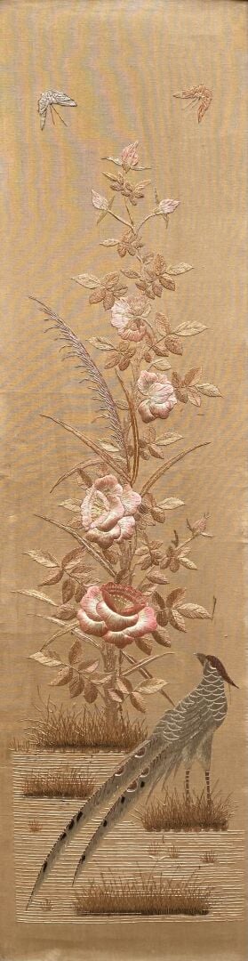 Chine - Ensemble de quatre broderies polychromes à décor d'oiseaux dont faisans…