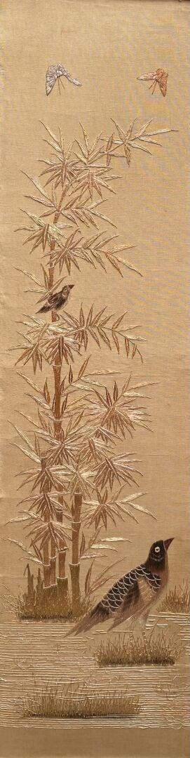 Chine - Ensemble de quatre broderies polychromes à décor d'oiseaux dont faisans…