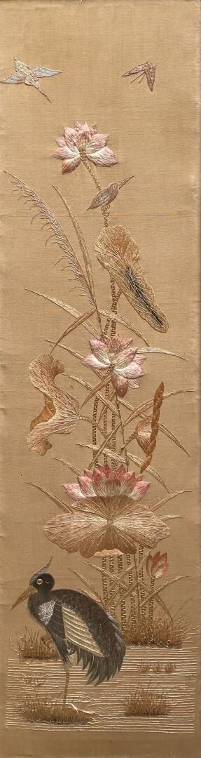 Chine - Ensemble de quatre broderies polychromes à décor d'oiseaux dont faisans…