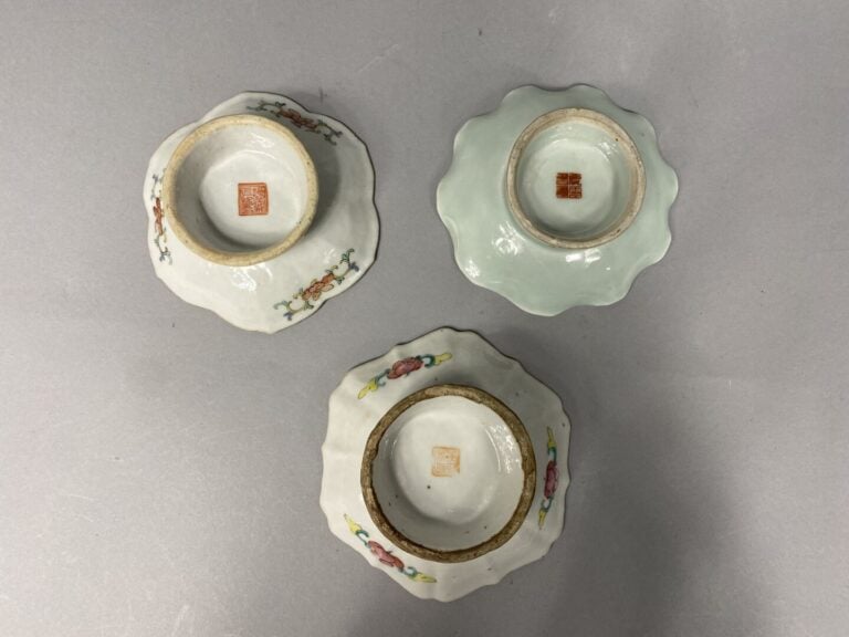 Chine - Ensemble de trois petites coupes sur pied en céramique émaillée à décor…
