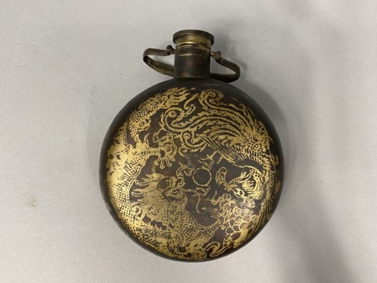 Chine - Gourde en bronze a décor doré de dragons et phénix s'affrontant pour la…