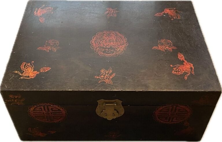 Chine - Grand coffre en bois laqué à décor de papillons et fleurs - 36 x 51 x 7…