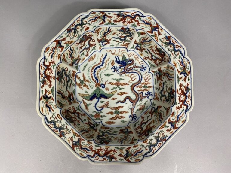 Chine - Grand plat creux octogonale en porcelaine émaillée dans le style Wucai…