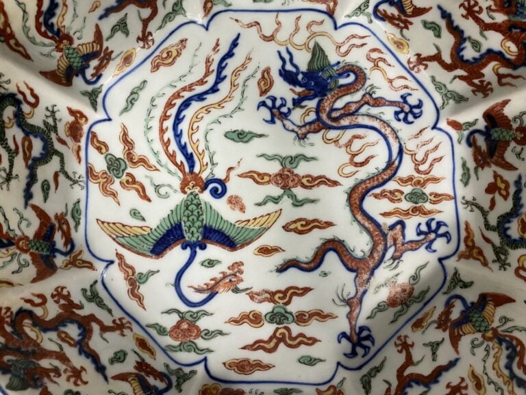 Chine - Grand plat creux octogonale en porcelaine émaillée dans le style Wucai…
