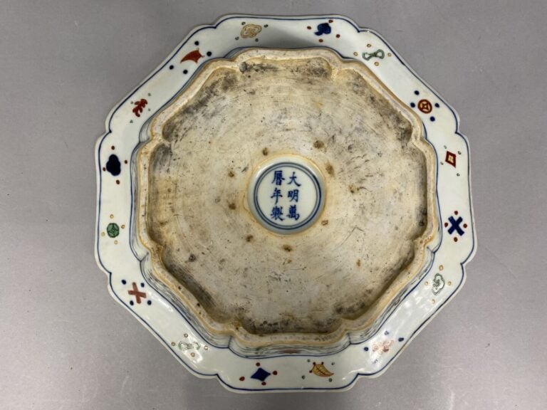 Chine - Grand plat creux octogonale en porcelaine émaillée dans le style Wucai…
