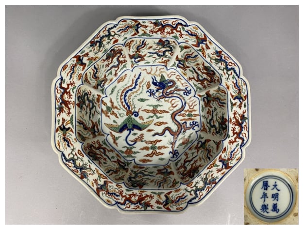 Chine - Grand plat creux octogonale en porcelaine émaillée dans le style Wucai…