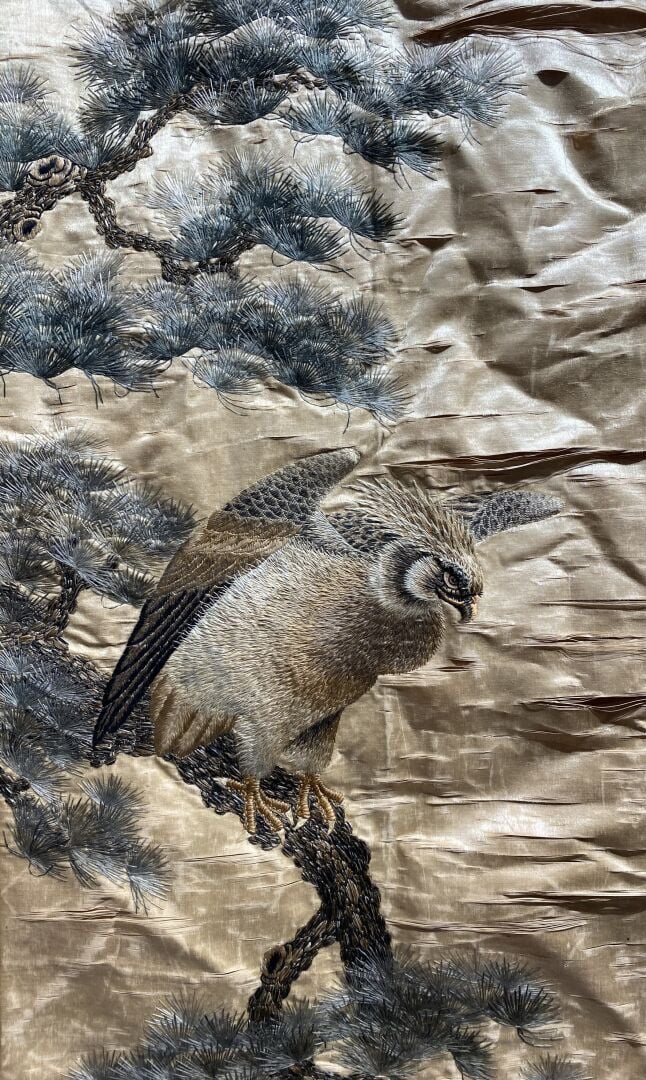 Chine - Grande broderie de fils de soie à décor d'un aigle perché sur une branc…