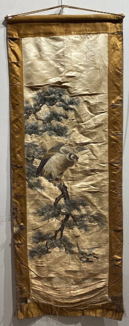 Chine - Grande broderie de fils de soie à décor d'un aigle perché sur une branc…