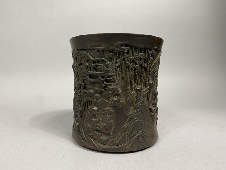 Chine - Important pot à bitong en bois sculpté à décor de lettrés sous des pins…