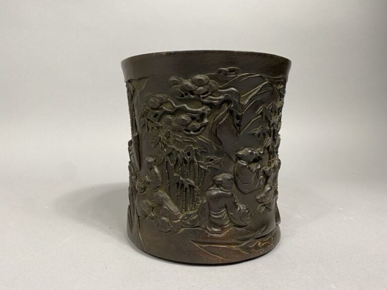 Chine - Important pot à bitong en bois sculpté à décor de lettrés sous des pins…