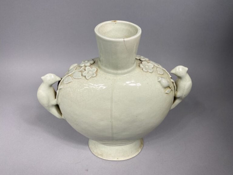 Chine - Important vase gourde en céramique émaillée dans les tons celadon à déc…