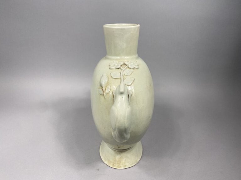 Chine - Important vase gourde en céramique émaillée dans les tons celadon à déc…