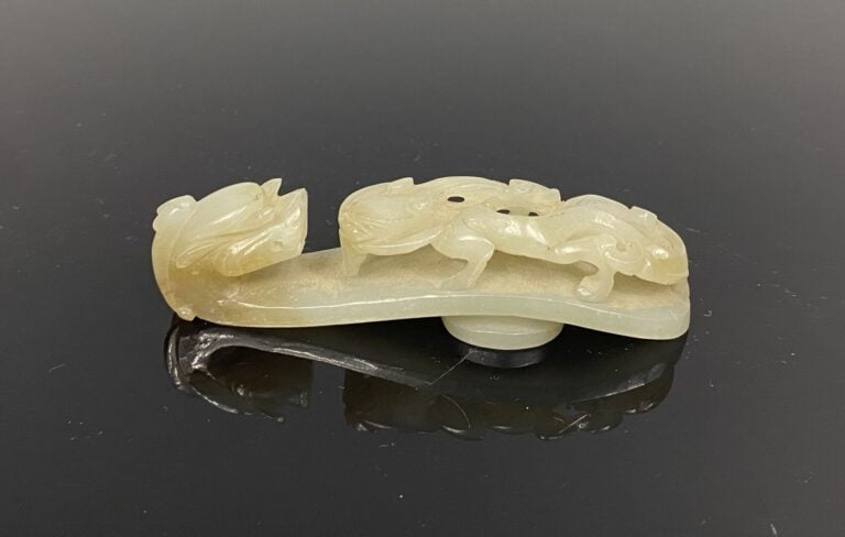 Chine - Importante fibule / boucle de ceinture en jade céladon pâle légèrement…