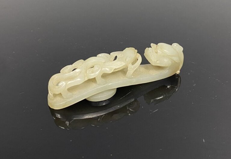 Chine - Importante fibule / boucle de ceinture en jade céladon pâle légèrement…