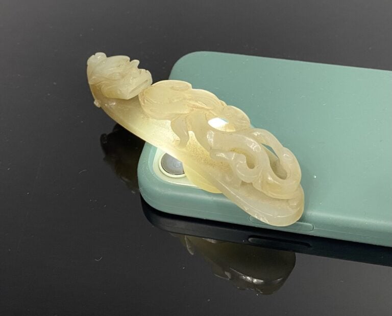 Chine - Importante fibule / boucle de ceinture en jade céladon pâle légèrement…