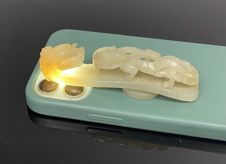 Chine - Importante fibule / boucle de ceinture en jade céladon pâle légèrement…