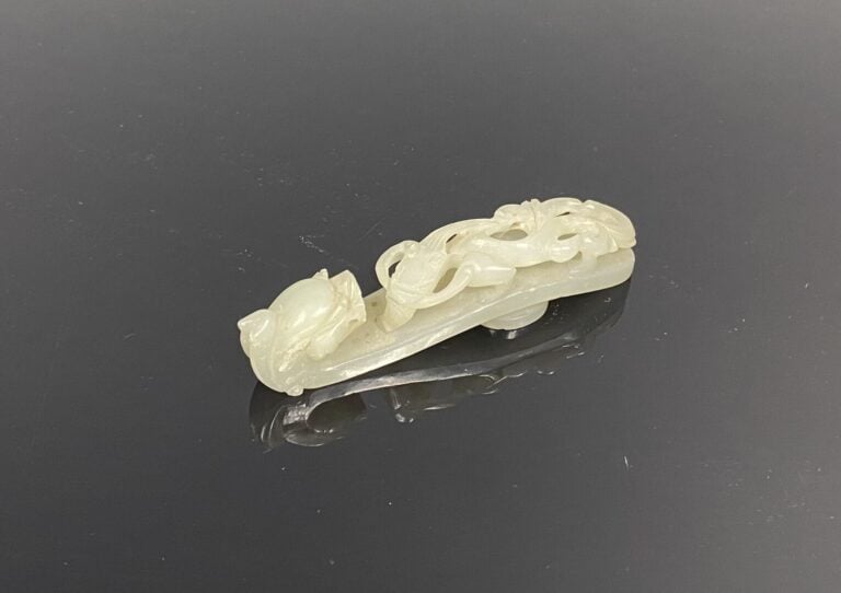 Chine - Importante fibule / boucle de ceinture en jade céladon pâle sculpté à t…