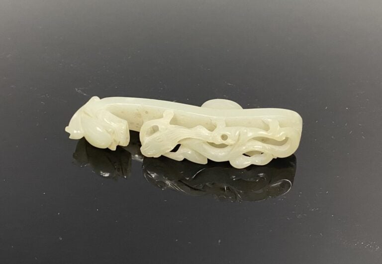 Chine - Importante fibule / boucle de ceinture en jade céladon pâle sculpté à t…