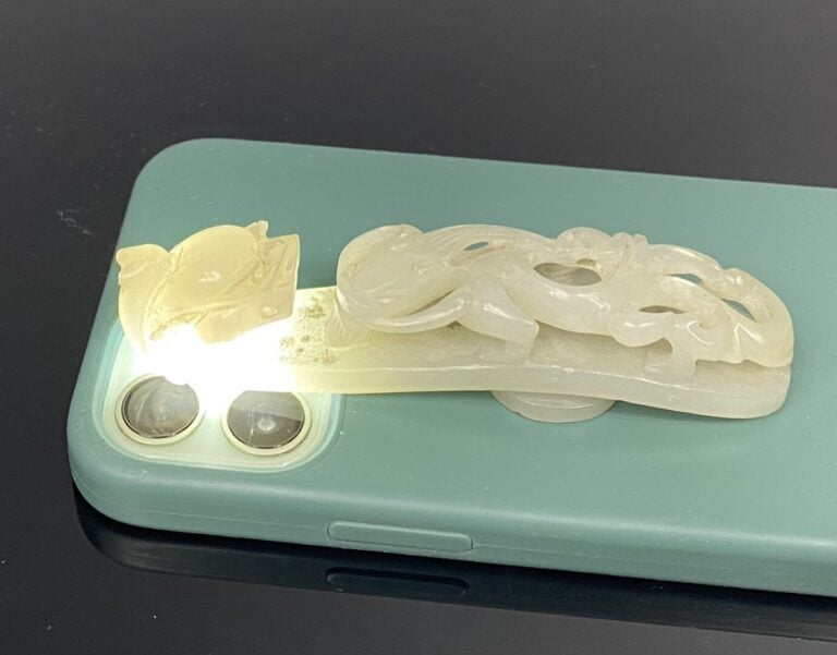 Chine - Importante fibule / boucle de ceinture en jade céladon pâle sculpté à t…