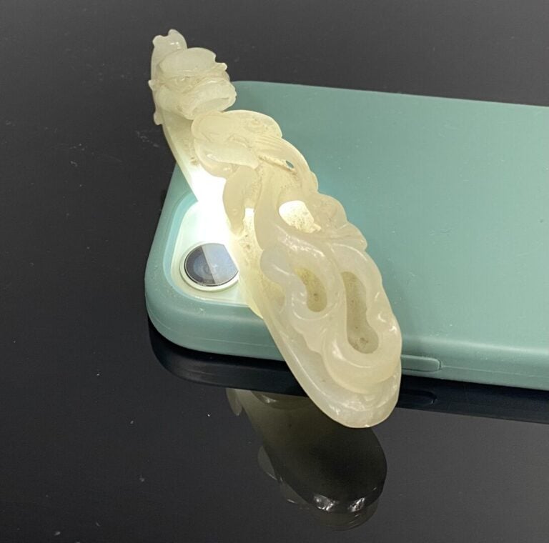 Chine - Importante fibule / boucle de ceinture en jade céladon pâle sculpté à t…