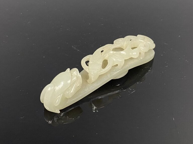 Chine - Importante fibule / boucle de ceinture en jade céladon pâle sculpté à t…