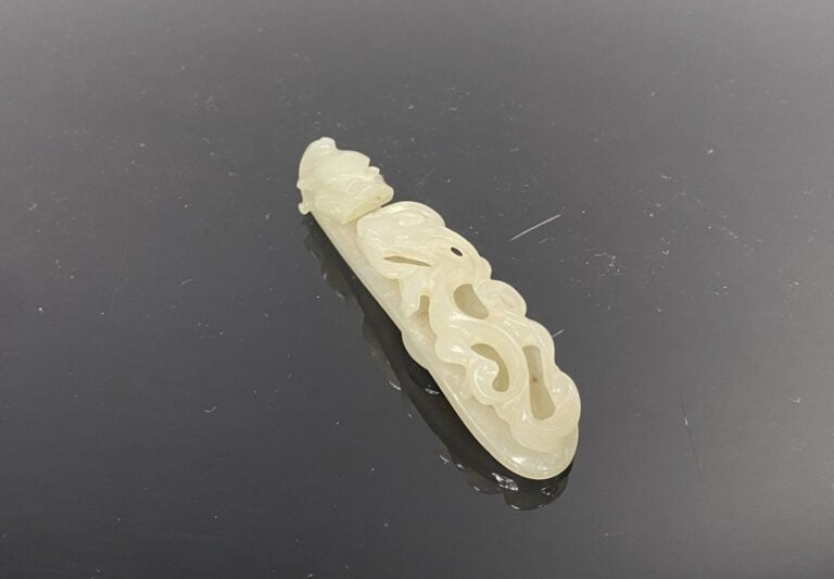 Chine - Importante fibule / boucle de ceinture en jade céladon pâle sculpté à t…