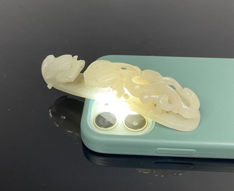 Chine - Importante fibule / boucle de ceinture en jade céladon pâle sculpté à t…