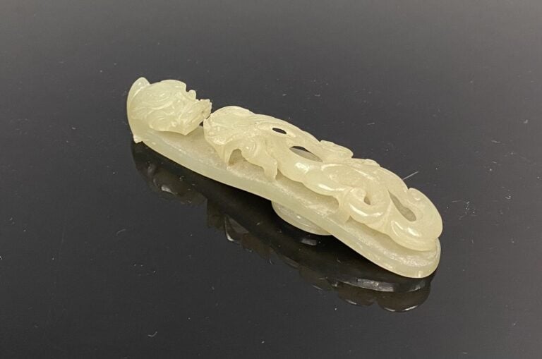 Chine - Importante fibule / boucle de ceinture en jade céladon pâle sculpté à t…