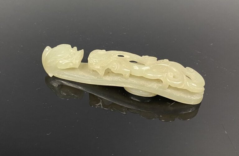 Chine - Importante fibule / boucle de ceinture en jade céladon pâle sculpté à t…