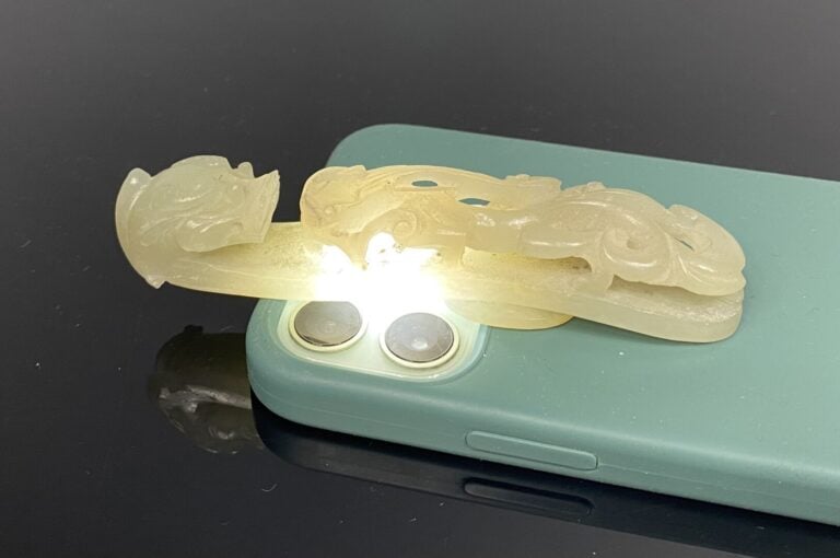 Chine - Importante fibule / boucle de ceinture en jade céladon pâle sculpté à t…