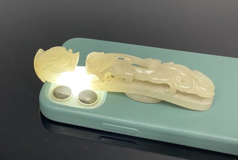 Chine - Importante fibule / boucle de ceinture en jade céladon pâle sculpté à t…