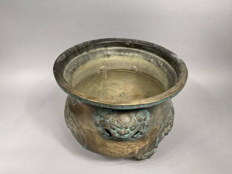 Chine - Importante jardinière ou brûle-parfum en bronze à décor de dragons parm…
