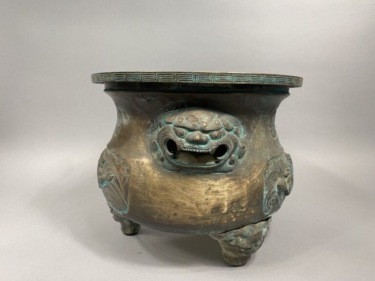 Chine - Importante jardinière ou brûle-parfum en bronze à décor de dragons parm…