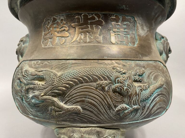Chine - Importante jardinière ou brûle-parfum en bronze à décor de dragons parm…