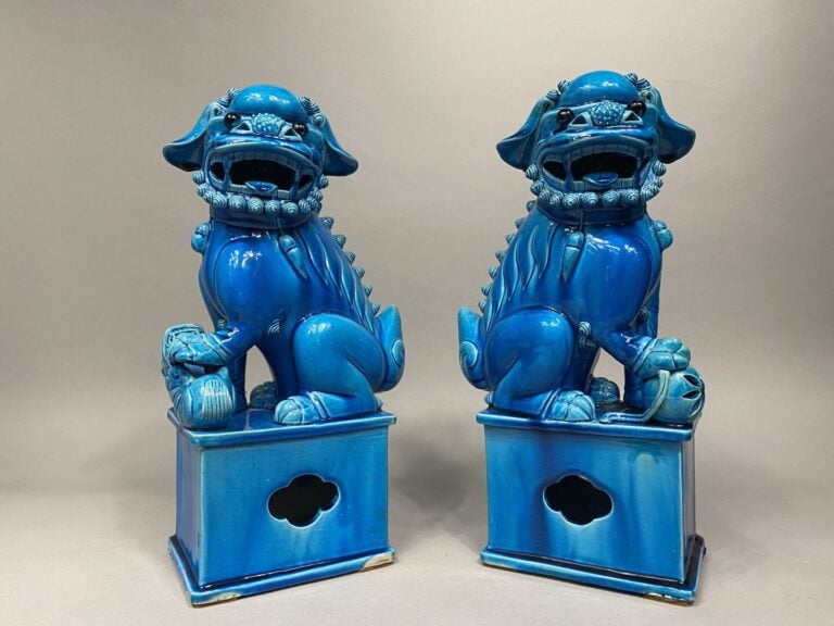 Chine - Importante paire de chien de Fô en porcelaine émaillée bleu turquoise.…