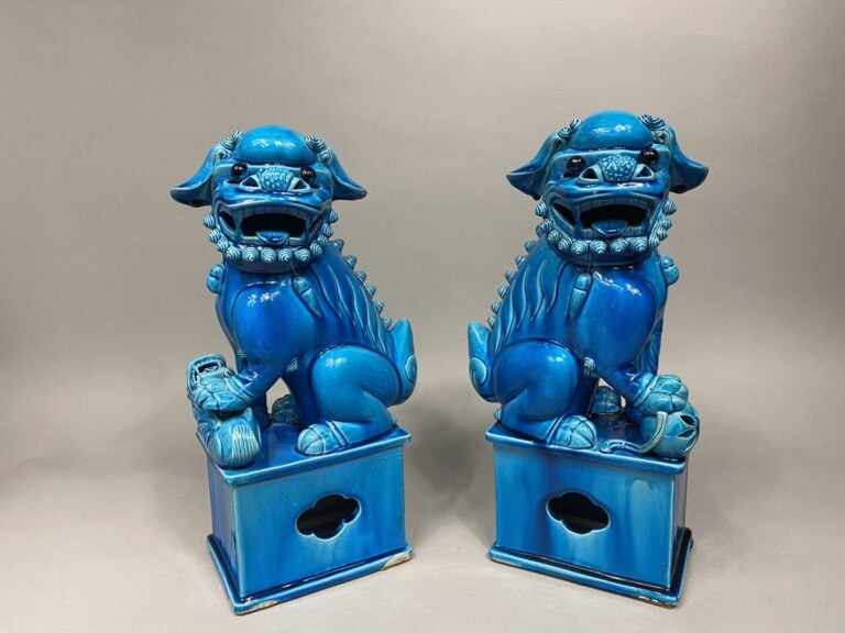 Chine - Importante paire de chien de Fô en porcelaine émaillée bleu turquoise.…