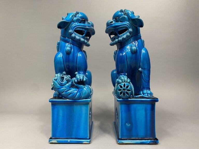 Chine - Importante paire de chien de Fô en porcelaine émaillée bleu turquoise.…