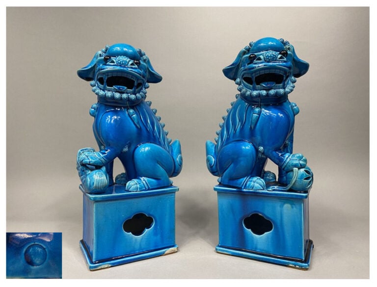 Chine - Importante paire de chien de Fô en porcelaine émaillée bleu turquoise.…
