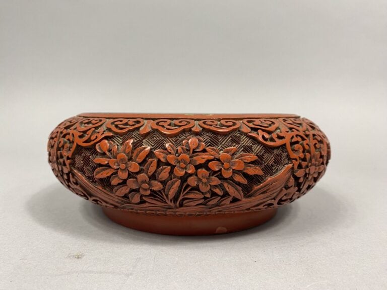 Chine - Large bol en bois sculpté en laque de cinabre à décor de pivoines, roch…
