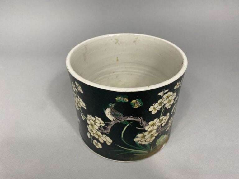 Chine - Large pot à pinceaux en porcelaine émaillée dans le style de la famille…