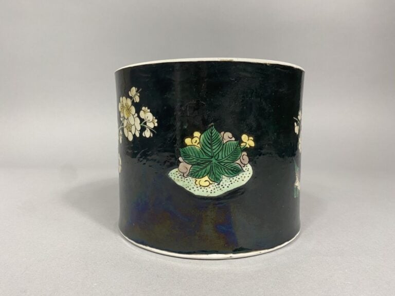 Chine - Large pot à pinceaux en porcelaine émaillée dans le style de la famille…