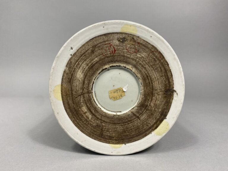 Chine - Large pot à pinceaux en porcelaine émaillée dans le style de la famille…