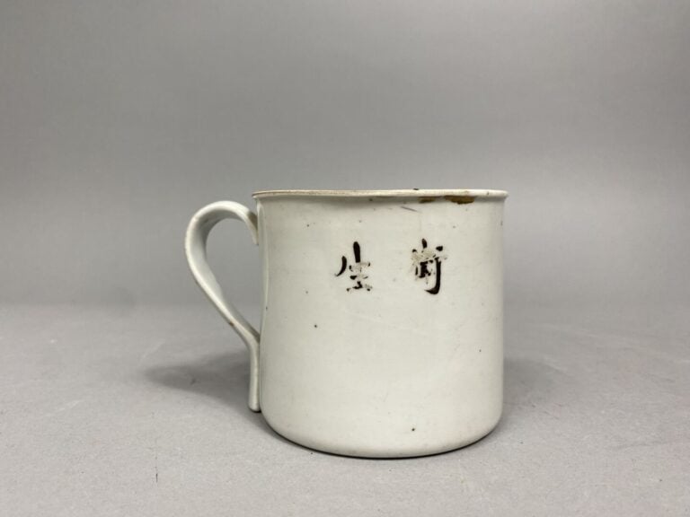 Chine - Large tasse en porcelaine émaillée à décor d'oiseau branché parmi pin e…
