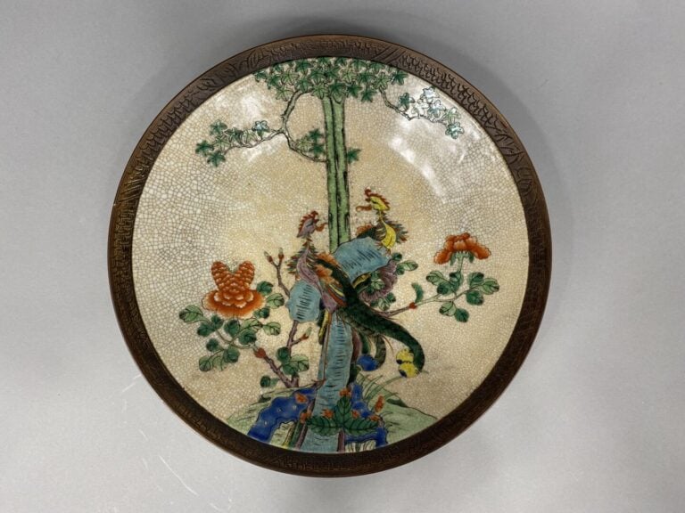 Chine, Nankin - Important plat en porcelaine craquelée polychrome à décor d'un…