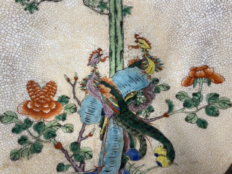 Chine, Nankin - Important plat en porcelaine craquelée polychrome à décor d'un…