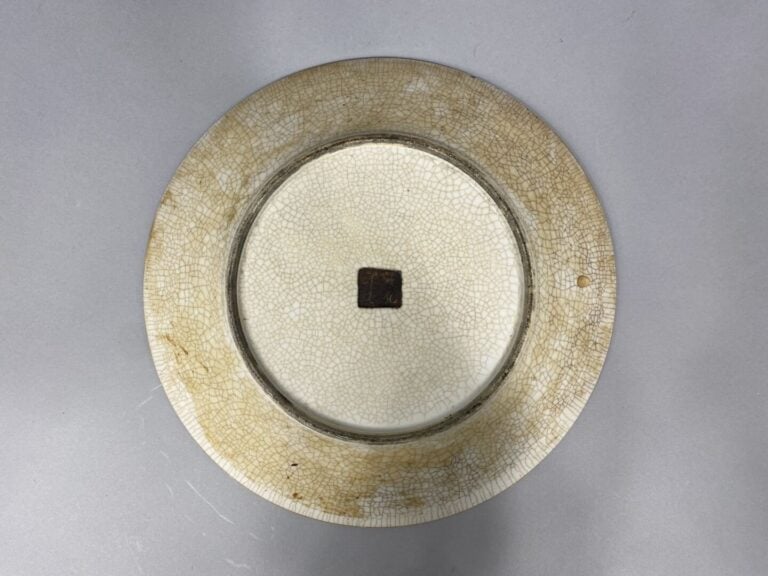 Chine, Nankin - Important plat en porcelaine craquelée polychrome à décor d'un…