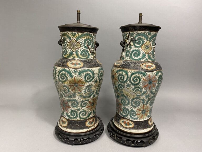 Chine, Nankin - Paire de vases balustres en céramique émaillée craquelée à déco…