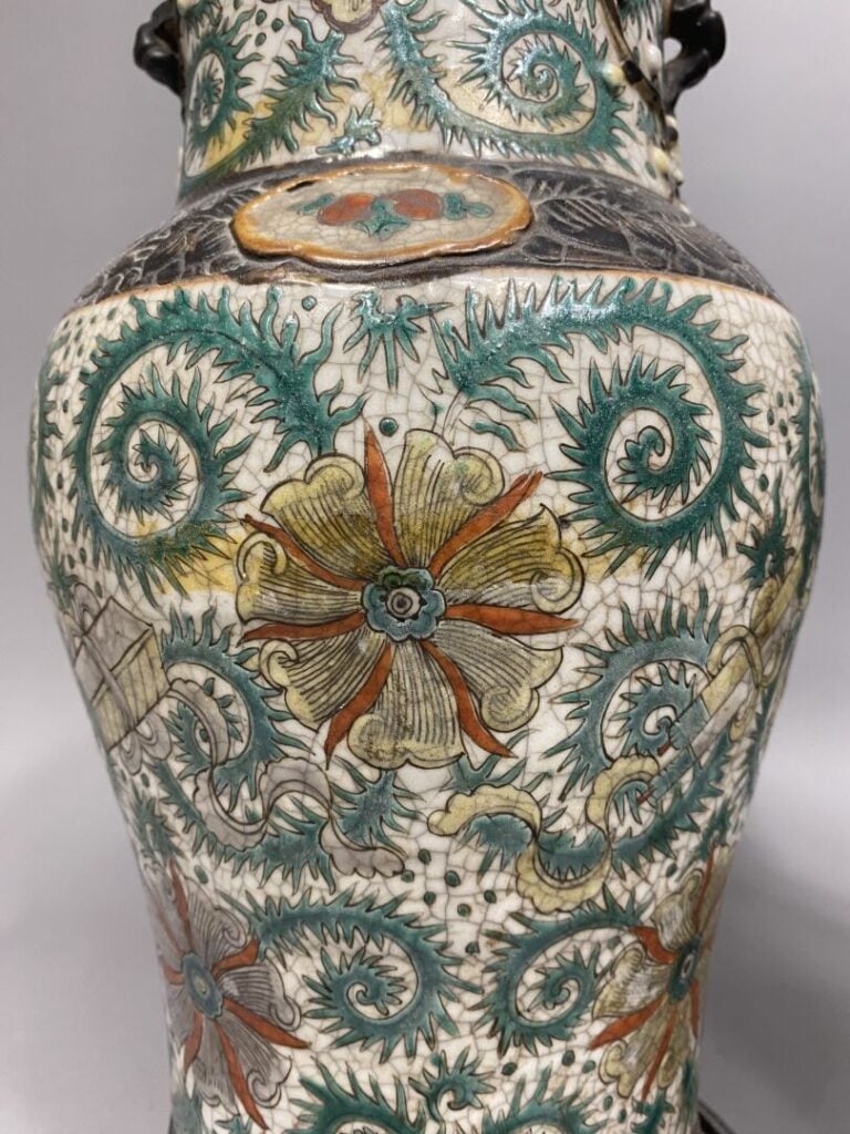 Chine, Nankin - Paire de vases balustres en céramique émaillée craquelée à déco…