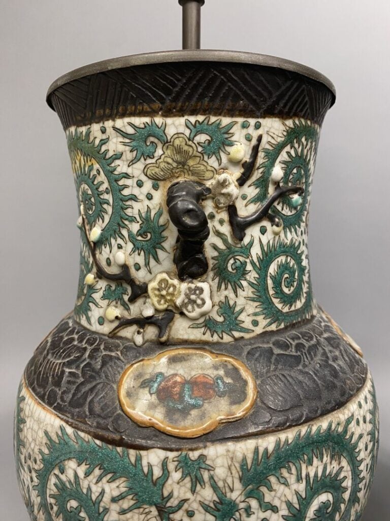 Chine, Nankin - Paire de vases balustres en céramique émaillée craquelée à déco…