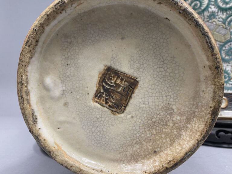 Chine, Nankin - Paire de vases balustres en céramique émaillée craquelée à déco…